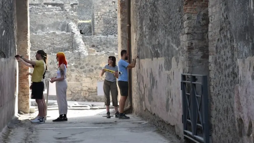 In Pompeii, ancient graffiti depicting daily life is being revealed thanks to modern technology