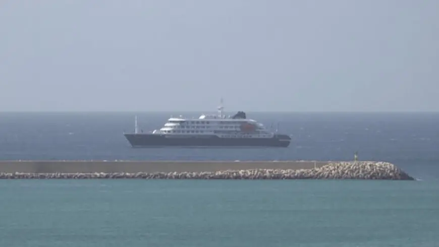 Evacuations planned as suspected hantavirus outbreak traps 150, including 4 Canadians, on cruise ship