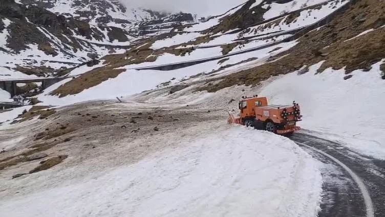 Prima ninsoare din acest sezon pe Transfăgăraşan / Traficul nu este afectat