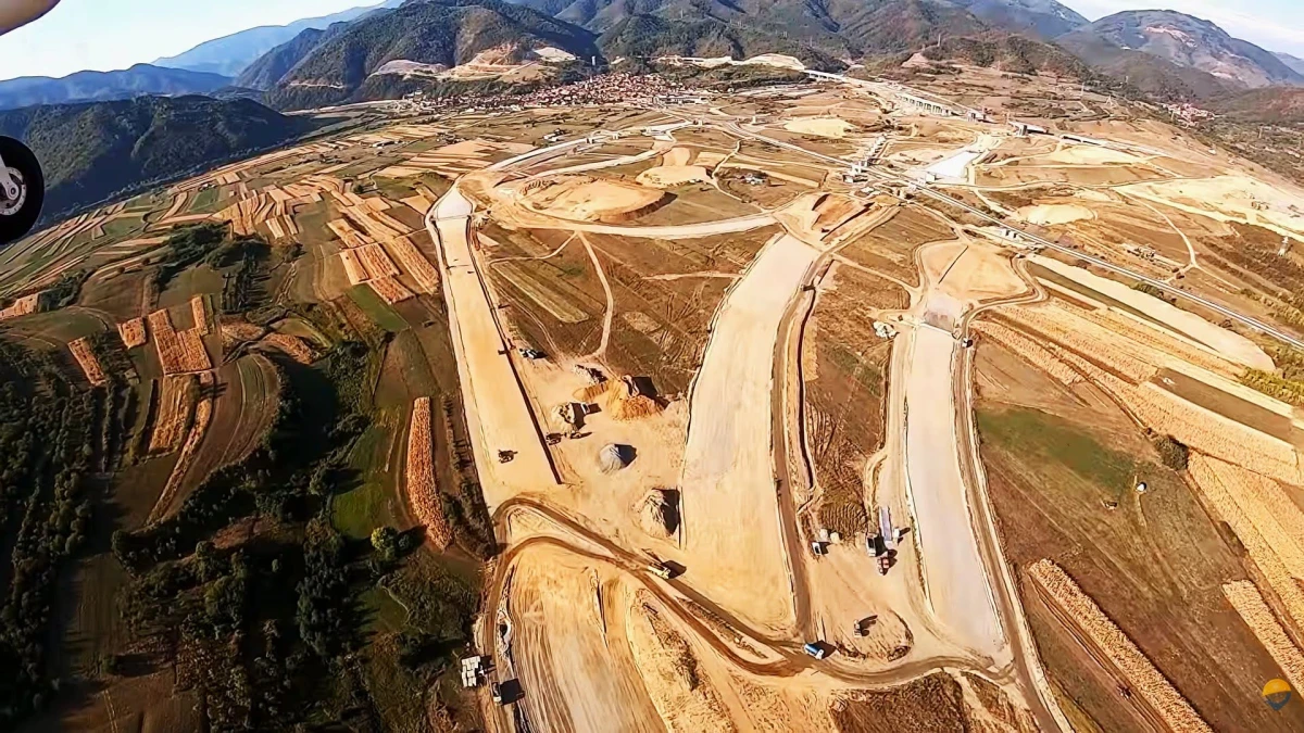 FOTO Cu avionul pe A13, de la Făgăraș la Boița / ”La sfârșit de 2027, turcii pot inaugura într-un scenariu (foarte) optimist aproximativ 37,5 km între Avrig și Sâmbăta de Jos”