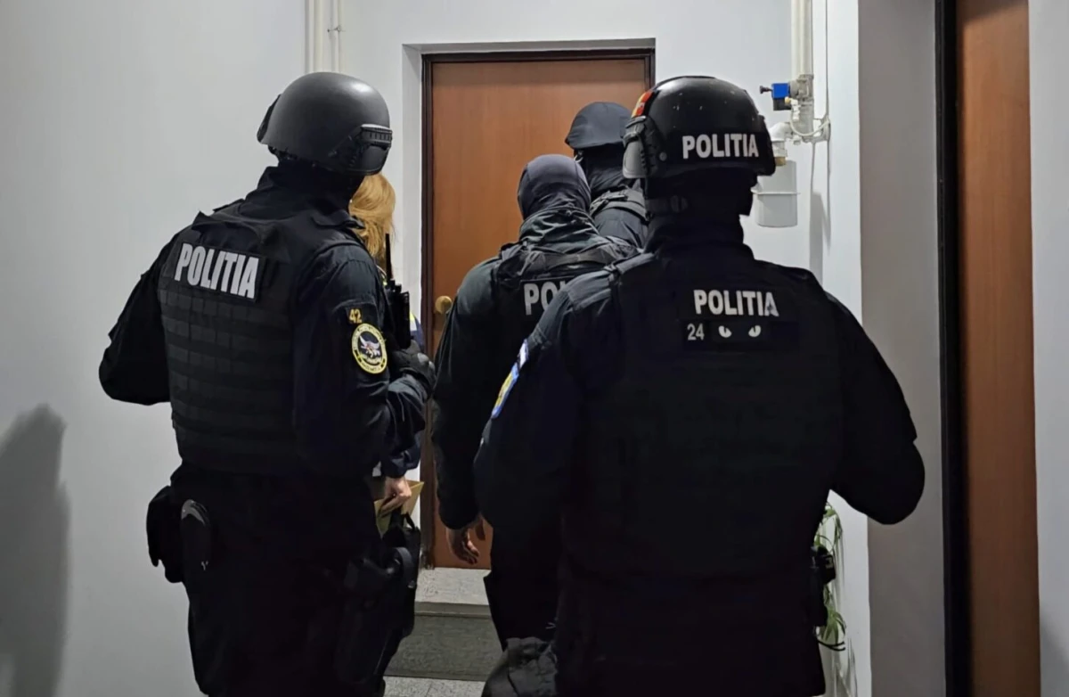 Percheziții în trei județe la persoane bănuite că dețin ilegal arme și muniții letale