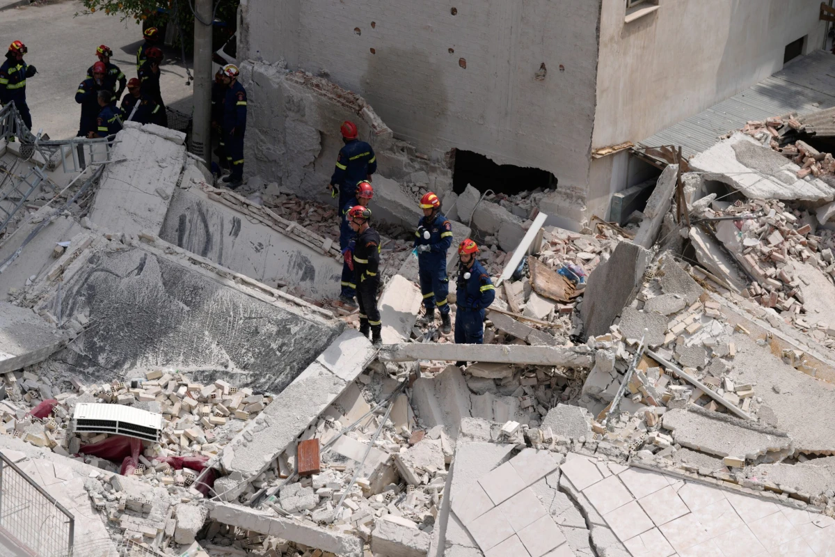 Explozia din centrul Atenei a făcut patru morți. Doi oameni sunt încă dispăruți