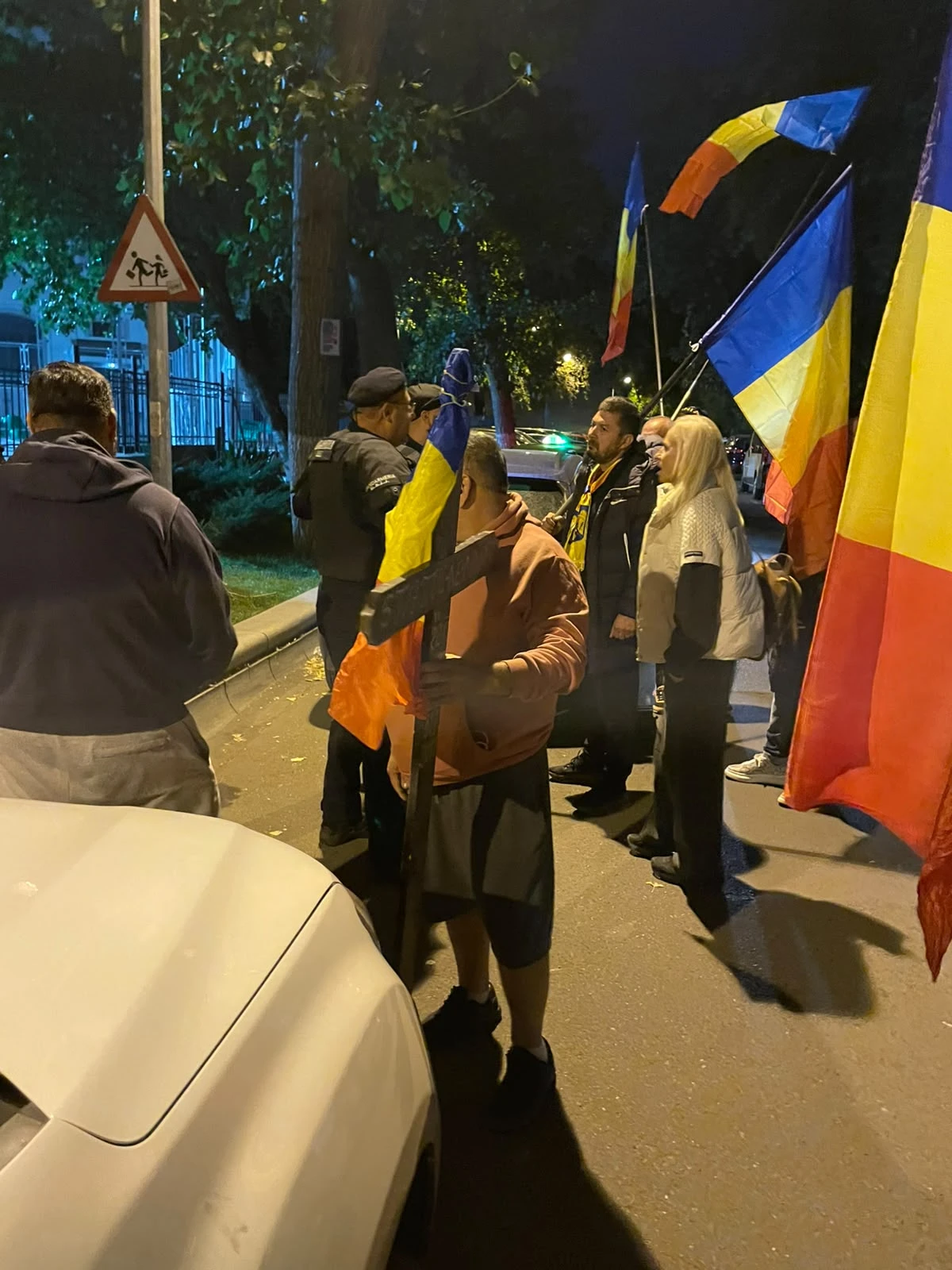 Susținătorii pro-rusului Călin Georgescu s-au adunat să manifesteze în fața arestului: „Căline, Căline poporul e cu tine”