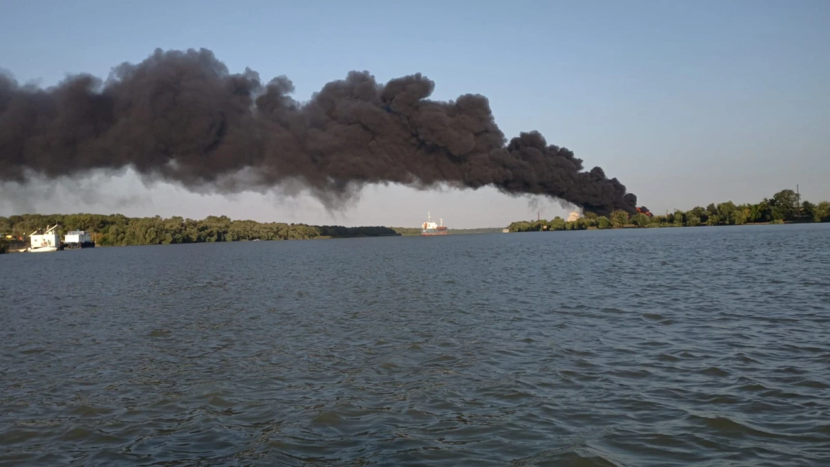 VIDEO | Bombardamente rusești la Chilia Nouă, localitatea ucraineană peste Dunăre de România / Martorii spun că au fost lovite un bloc și terminale cu combustibili