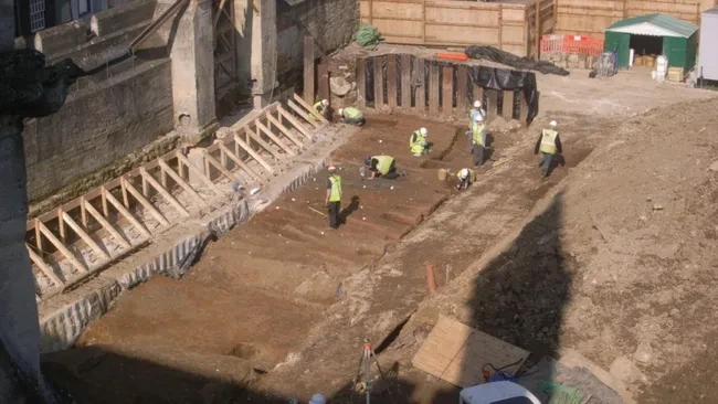 Mormânt etrusc vechi de 2.700 de ani, descoperit la nord de Roma / Conţine o colecţie vastă de obiecte funerare, inclusiv arme, plăci din aur şi bronz
