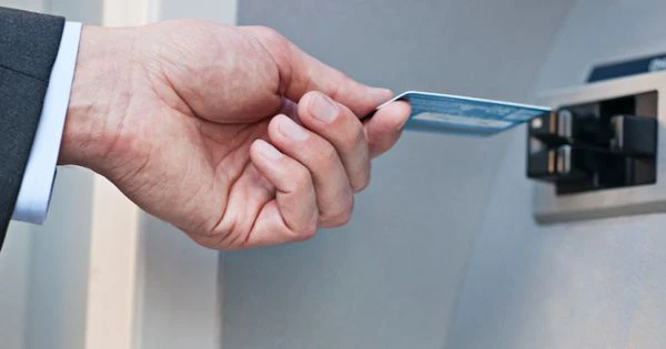 Operatorii de ATM, obligaţi să le asigure utilizatorilor posibilitatea retragerii unor sume personalizate, potrivit unui proiect de lege adoptat de Senat