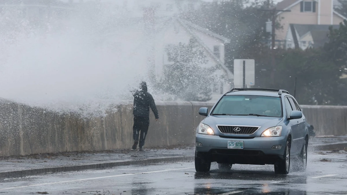Northeast U.S. pummelled by wind and floods from deadly nor'easter