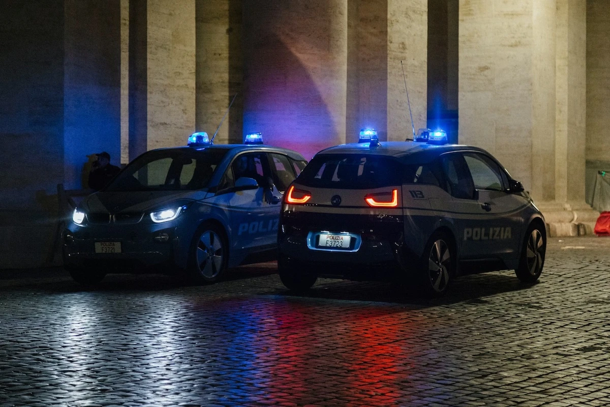 Poliţia italiană a descoperit trei milioane de euro ascunşi în casa unui baron al drogurilor din Napoli