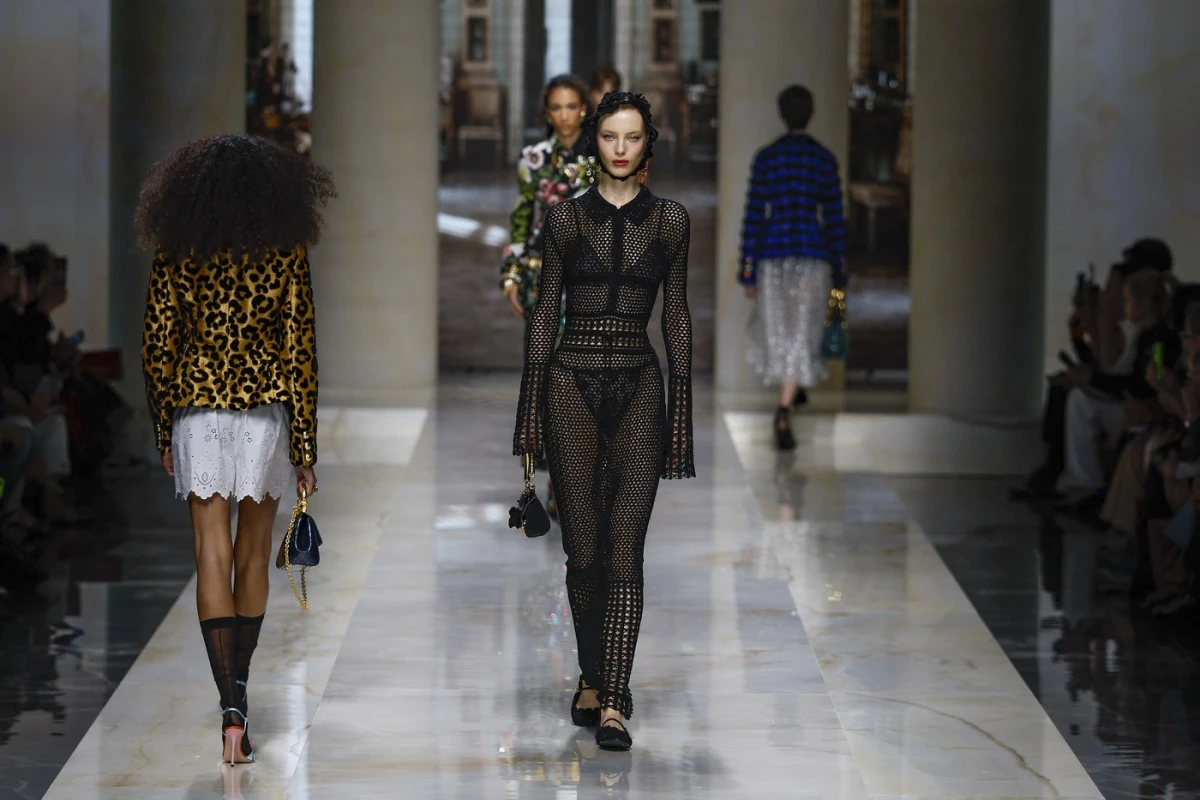 Dolce & Gabbana primăvară-vară 2027 la Milano Fashion Week: Feminitatea sexy rămâne în centrul unei colecții care nu uită ce înseamnă Dolce