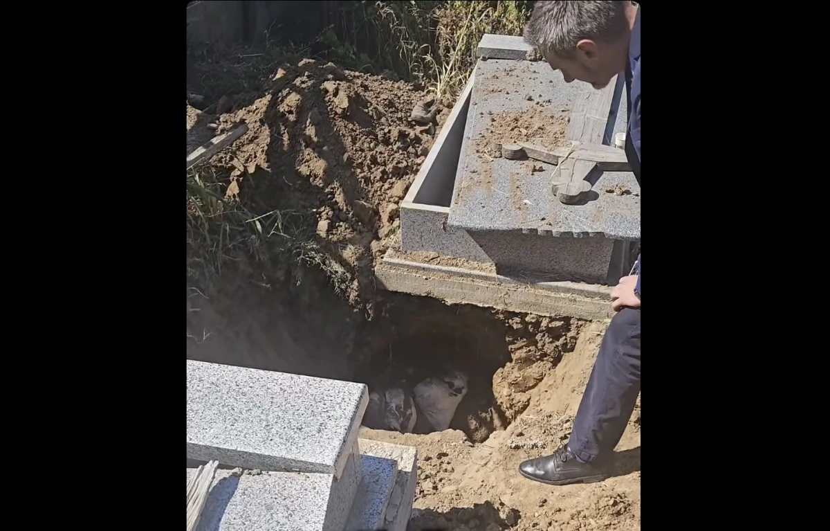 „Saci cu cadavre nedescompuse din perioada COVID”, găsiți în cimitirul din Slatina, susține primarul / De Mezzo a ținut o conferință de presă printre morminte