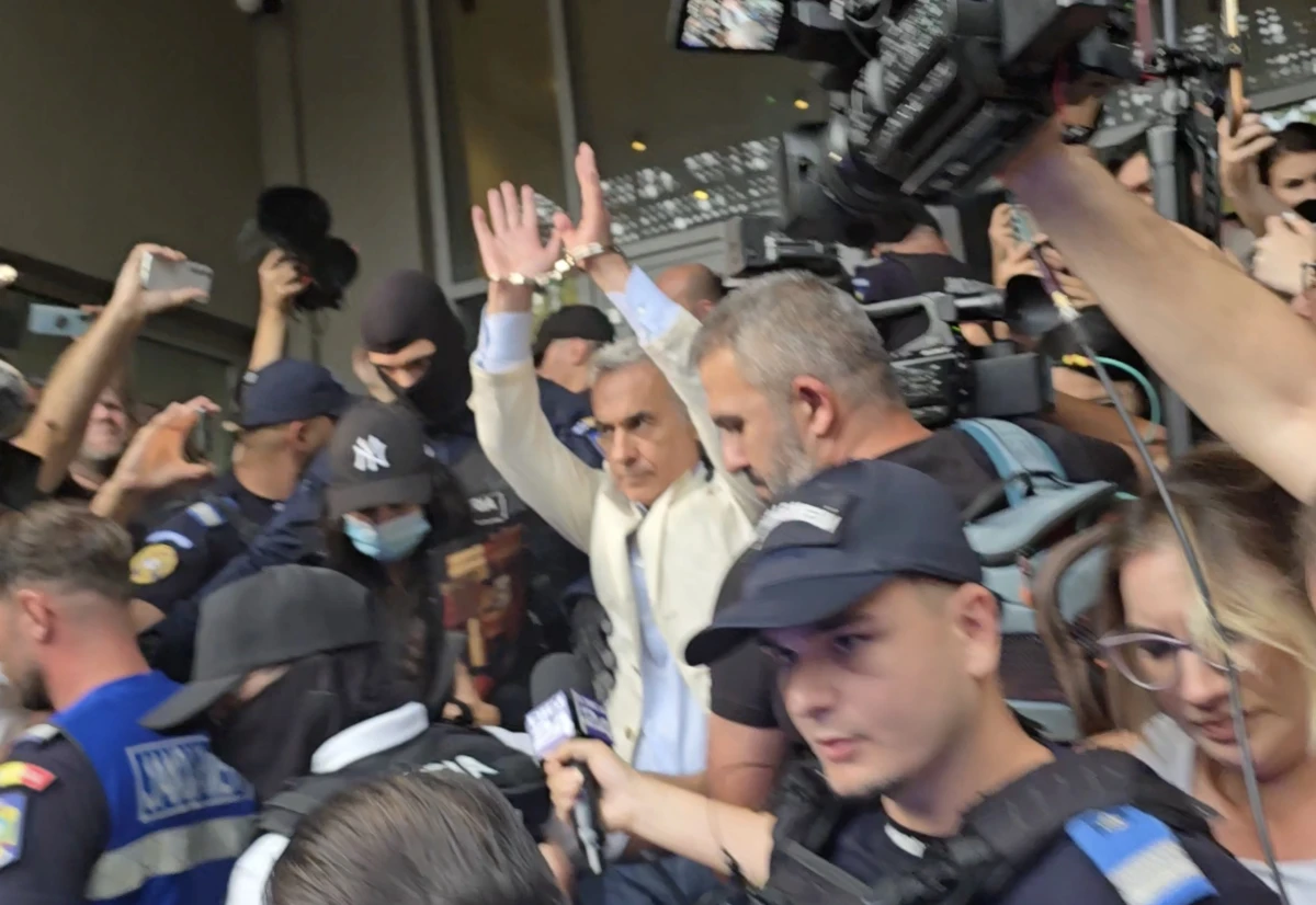 VIDEO: Călin Georgescu ridică mâinile încătușate la ieșirea de la DIICOT pentru a fi dus în arest