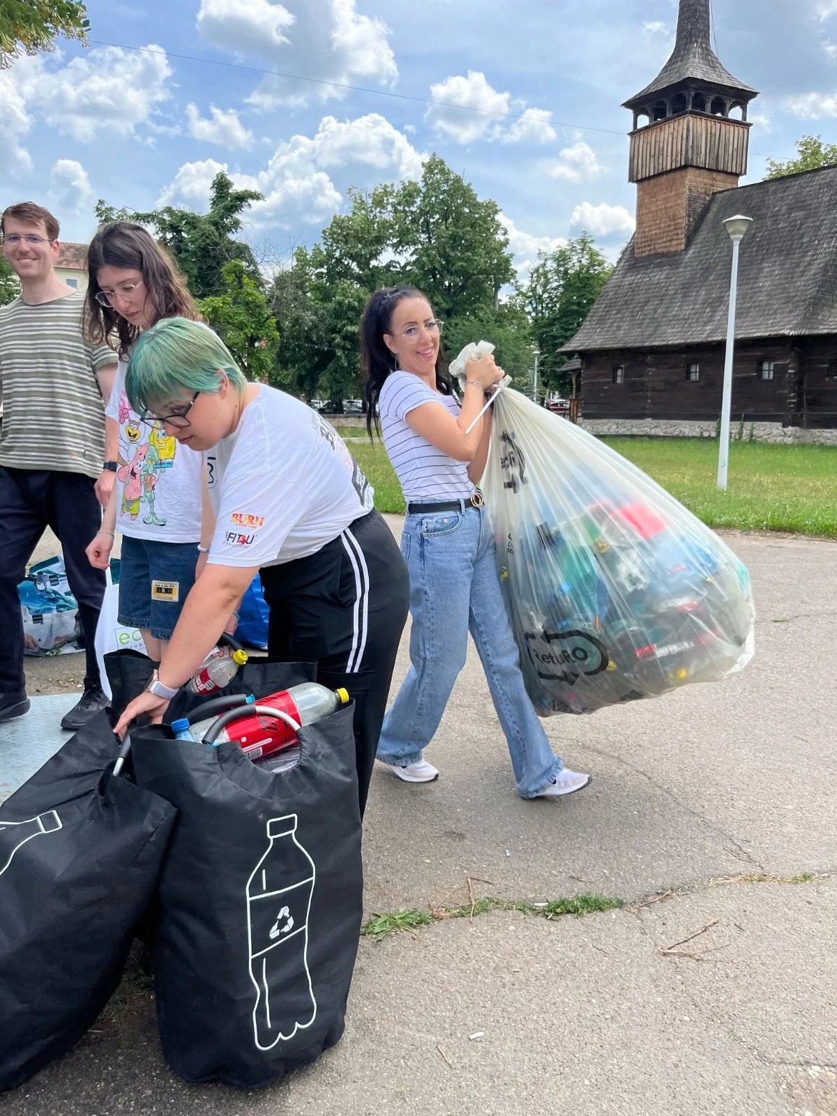 FOTO Caravana ECO Student ajunge în patru universități din România / Studenții vor primi premii pentru returnarea ambalajelor / Peste 500.000 de ambalaje returnate într-un an universitar