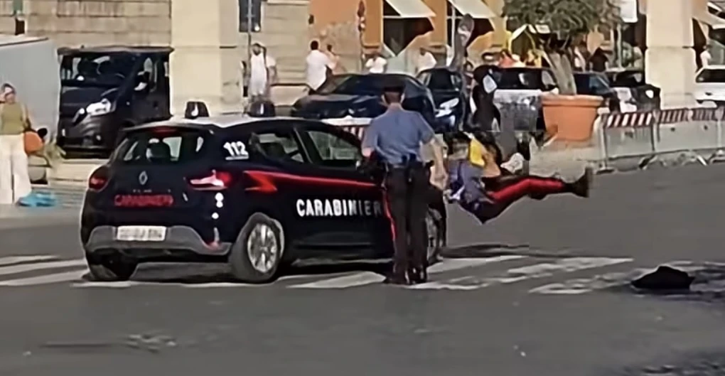 Videoclip viral în Italia: Un carabinier e lovit cu mașina de către colegi / „Glumele cu polițiști sunt pur și simplu relatări din actualitate” / Accident petrecut lângă Vatican