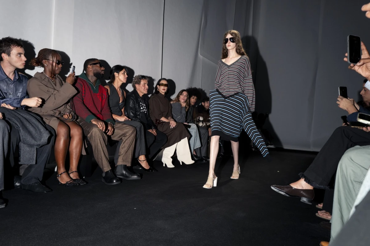 MM6 Maison Margiela primăvară-vară 2027: Hainele nu mai stau acolo unde ar trebui / Și s-ar putea să fie următorul mare trend