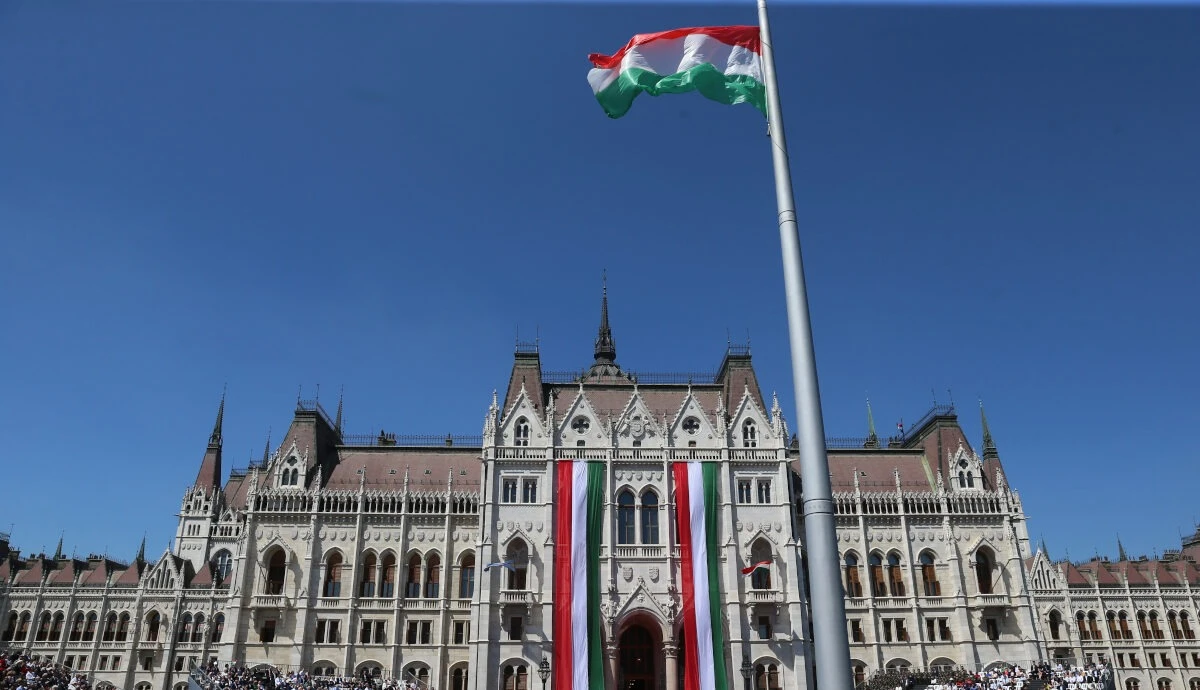 Deputatul ungar Miklós Seszták, lăsat fără imunitate parlamentară și reținut în aceeași zi de Parchetul General / Fost ministru al Dezvoltării în guvernul Orban, este acuzat că ar fi luat mită milioane de euro de la antreprenori din construcții