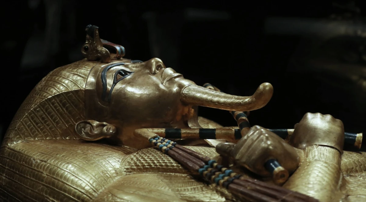 Noi investigaţii indică existenţa a cel puţin unei camere ascunse în mormântul lui Tutankhamon / Cercetătorii cred că ar fi vorba de mormântul lui Nefertiti, mama sa vitregă