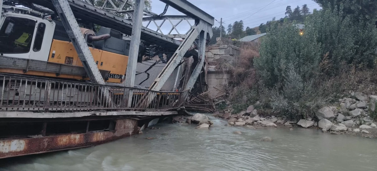 S-a prăbușit un pod de fier pe DN12A / Traficul e blocat pe una dintre principalele legături dintre județele Bacău și Harghita / Structura a cedat după trecerea unei macarale de mare tonaj