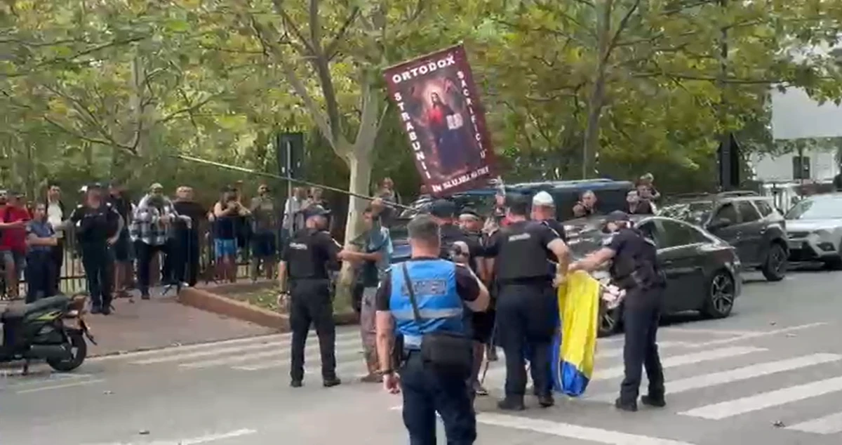 VIDEO | Adepții lui Călin Georgescu se adună în fața sediului DIICOT, unde fostul candidat pro-rus la prezidențiale urmează să fie audiat / Scandează: ”Justiție, nu corupție”, ”Călin, nevinovat”, ”Călin Georgescu, președinte”