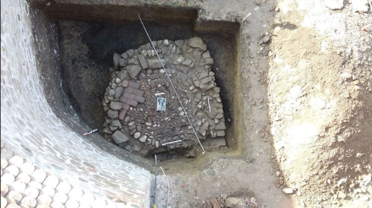Un zid galic vechi de peste 2.000 de ani, descoperit într-o curte a unui spital din Paris / Arheologii cred că ar putea face parte din vechea așezare fortificată de origine celtică ce a stat la baza construcției orașului