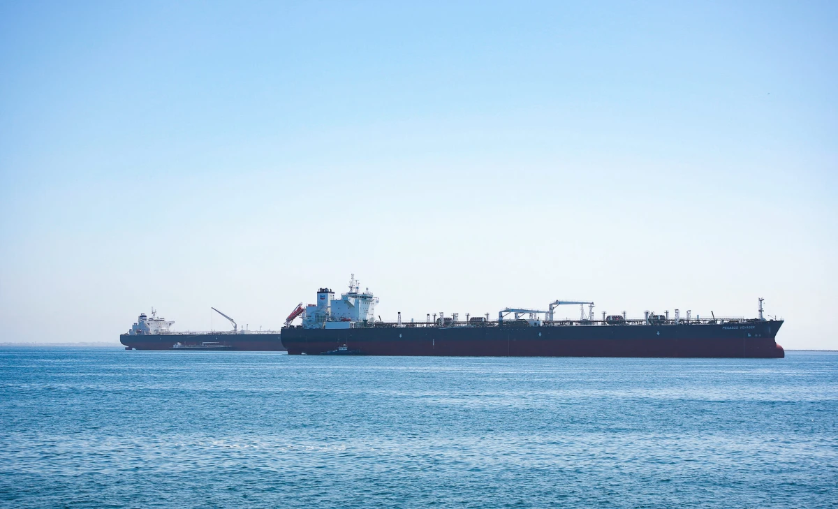 Închirierea unui petrolier costa 20.000 de dolari pe zi în 2025, acum costă 1,2 milioane: costul transportului petrolului a atins un nivel record, iar experții se tem de o „prăbușire a pieței”