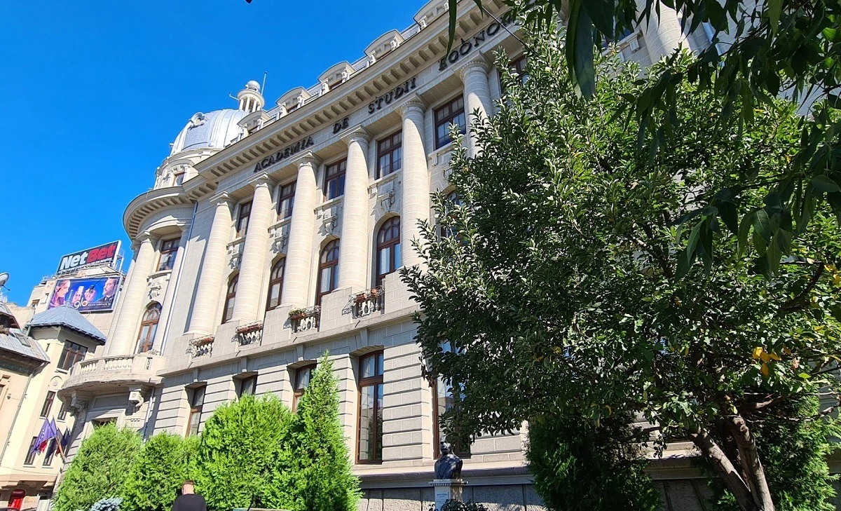Conducerea ASE neagă informația că spațiile facultății sunt infestate cu ploșnițe: Verificările efectuate nu au evidențiat insecte și nici alte indicii care să confirme existența unei infestări / Mobilierul reclamat a fost izolat și scos din uz