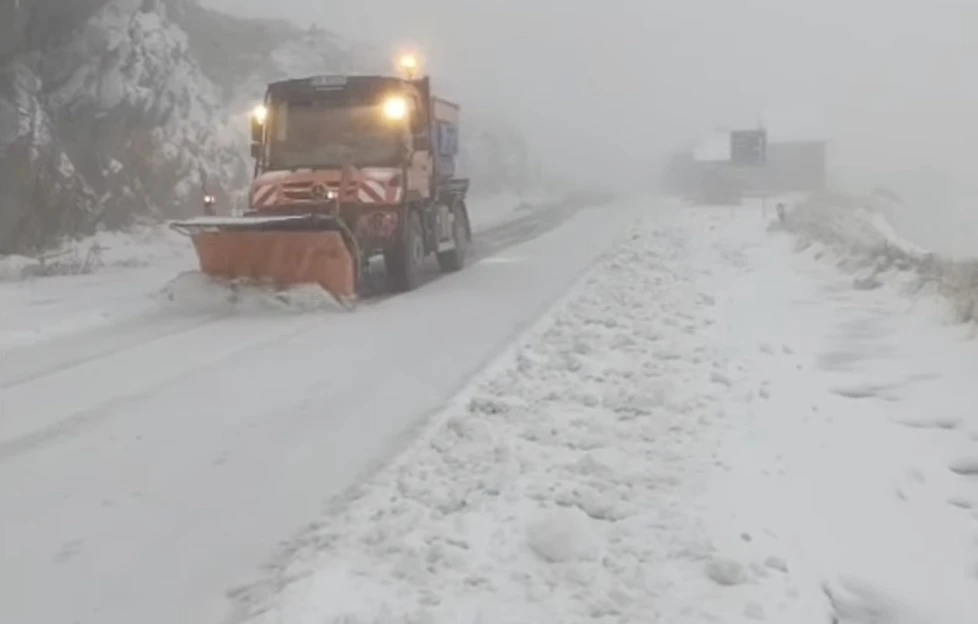 VIDEO Ninsoare abundentă pe Transfăgărășan / Două utilaje și peste 5 tone de sare pentru curățarea carosabilului 