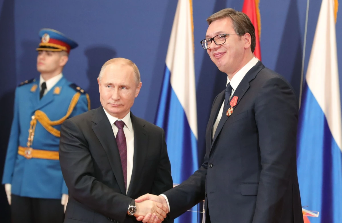 Președintele Vučić urmează să demisioneze pentru a deveni premier, într-o rocadă a puterii care amintește de Putin / Peședinta Parlamentului, aliata sa, devine președinte interimar al Serbiei (Bloomberg)