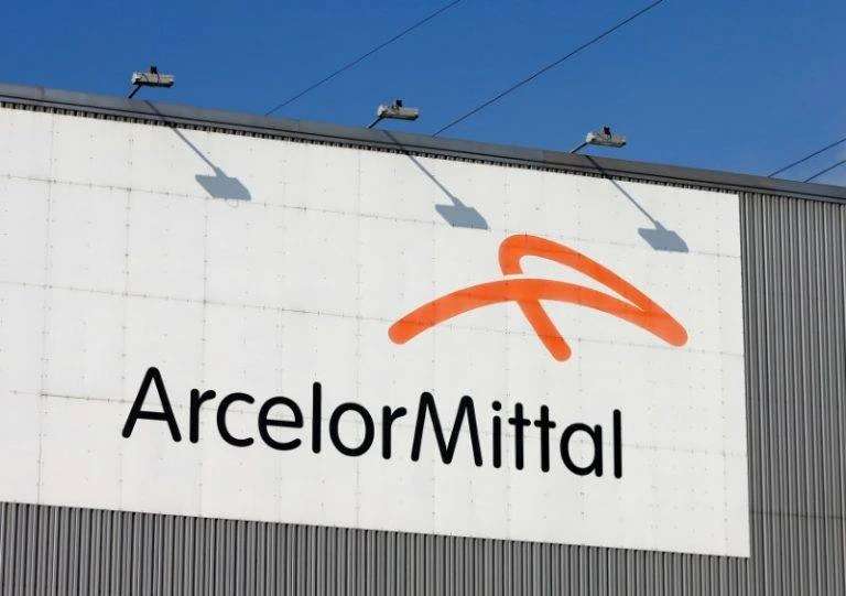 Grupul siderurgic ArcelorMittal închide cel mai mare combinat siderurgic din Ucraina după atacurile ruseşti