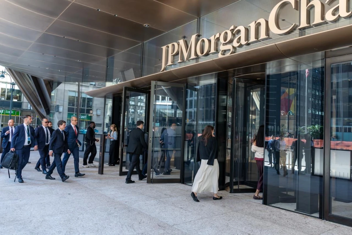 Nicușor Dan s-a întâlnit la New York cu oficiali ai băncii americane JPMorgan, unul din cei mai mari creditori ai României. Președintele a vorbit despre ”zgomotul politic”