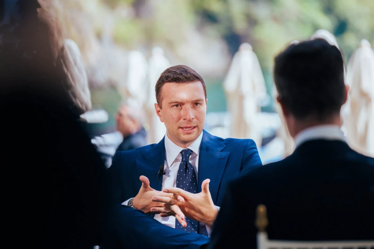 Președintele partidului Reunirea Națională (RN, dreapta populistă/extremă) din Franța, Jordan Bardella,  acuzat de antisemitism. RN neagă acuzațiile și reacționează vehement