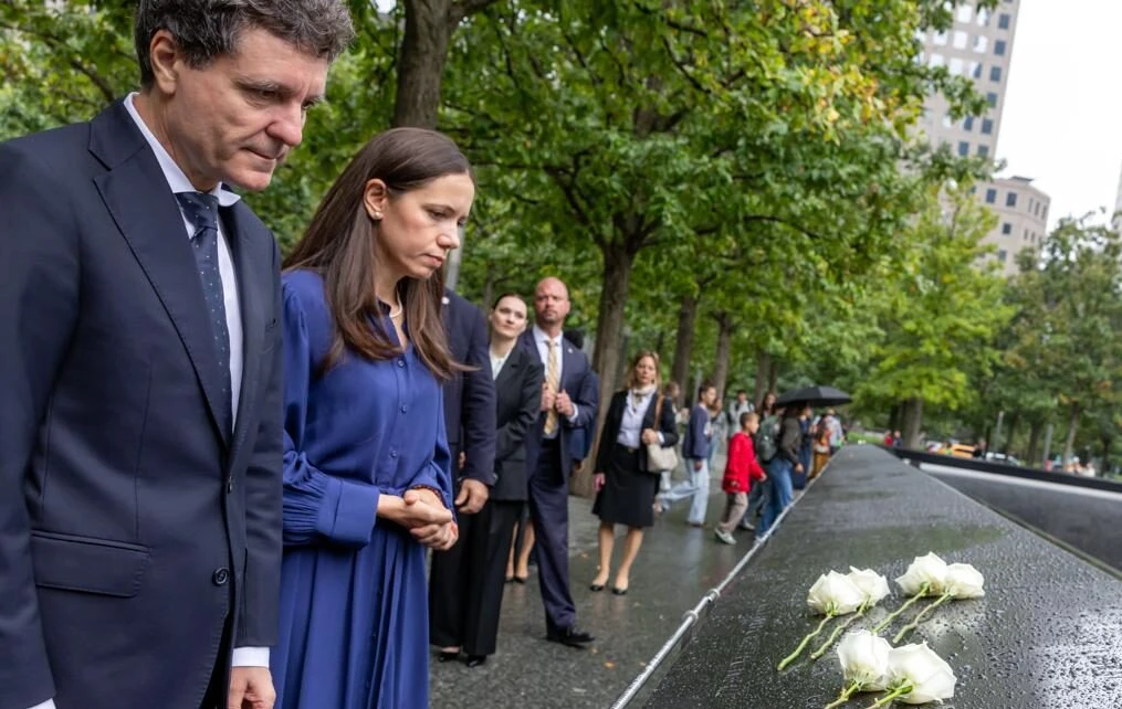 FOTO Nicuşor Dan şi Mirabela Grădinaru au depus flori la Memorialul 9/11 din New York / Nu îi vom uita niciodată