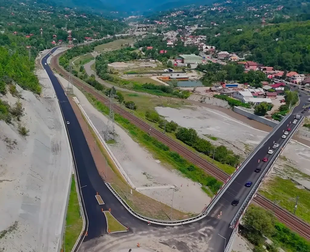 Centura Comarnic va fi deschisă joi traficului rutier, la aproape trei ani de la demararea lucrărilor / Va prelua o parte din traficul de pe DN 1