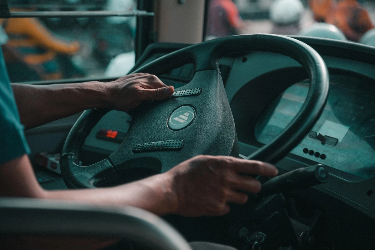 „Pot urca doar italienii” / Șoferul unui autobuz e acuzat nu a lăsat o adolescentă marocană de 14 ani să urce / Compania se apără: Printre cei 200 de angajați sunt marocani, afgani, brazilieni, argentinieni, români și albanezi
