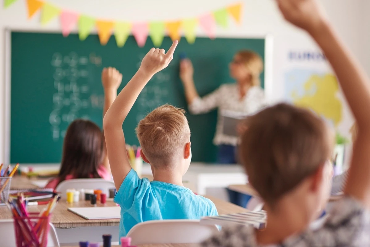 Peste 200 de profesori din Moldova, la cursuri de vară în universități din România