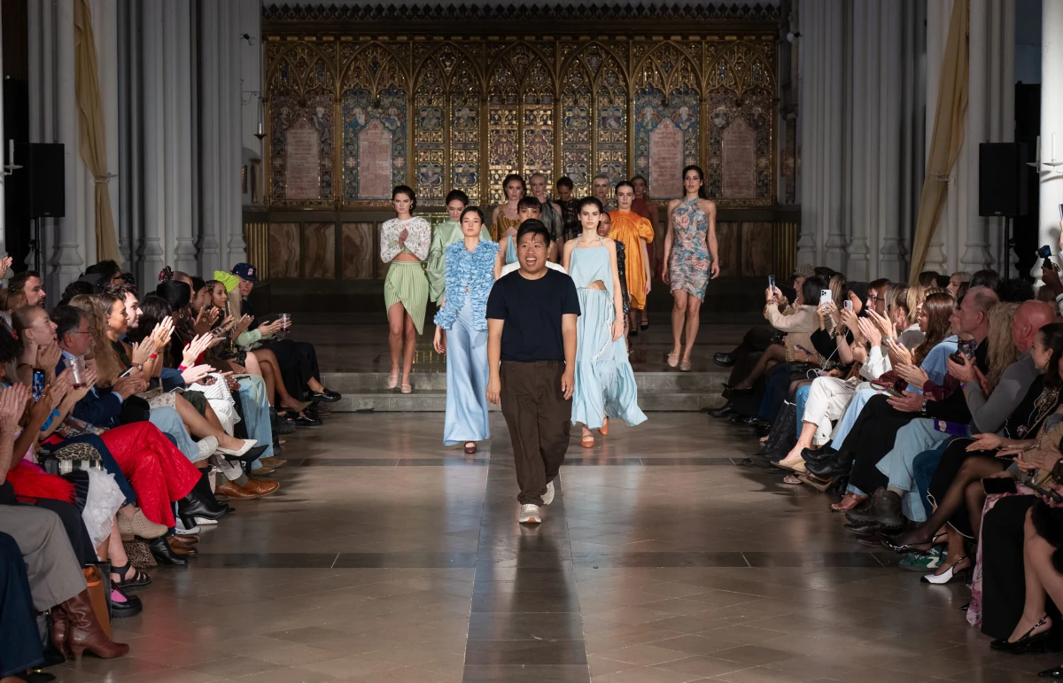 Le Tam primăvară-vară 2027 La London Fashion Week : culoare, rochii fluide și o feminitate care rămâne în zona de confort