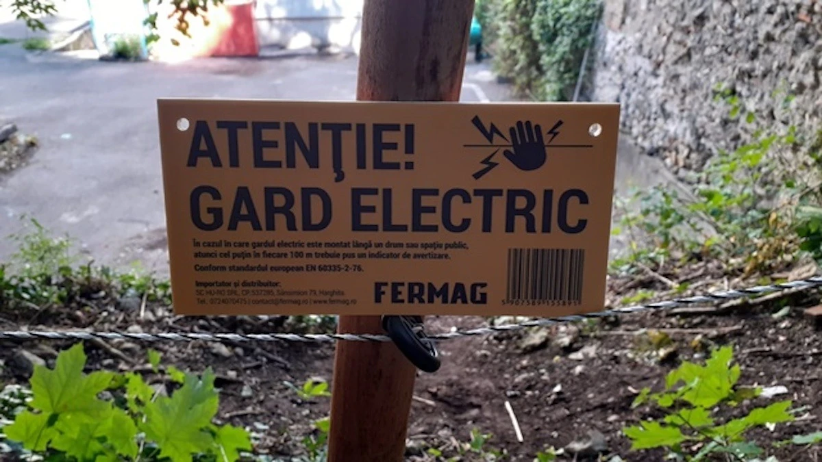 Gardul anti-urs din Râșnov, sabotat de om / O ursoaică cu doi pui obișnuiește să coboare în localitate / Oamenii uită să închidă porţile gardului electric