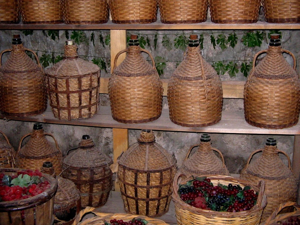 Două vasluieni, intoxicați cu gazul provenit de la fermentarea vinului / Au fost salvați de pompieri dintr-un beci la Bârlad / Sfaturile salvatorilor pentru producătorii amatori
