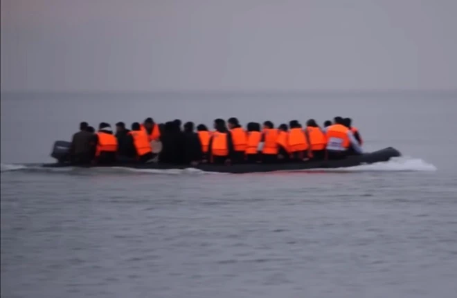 Aproape 800 de migranți au traversat Canalul Mânecii într-o singură zi, un record pentru 2026