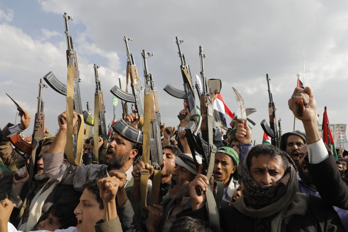 Rebelii Houthi promit SUA că nu vor ataca navele americane, după ce Trump a renunțat în ultimul moment la o operațiune militară împotriva grupării