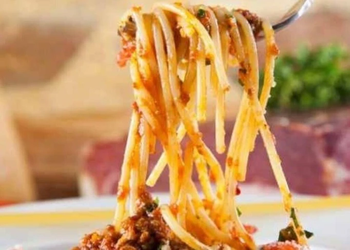 Paste fără sos pentru copiii celor care nu plătesc cantina școlară / Primarul unei localități din Italia: „Au plătit imediat. Într-o lună s-au recuperat 7.000 de euro”