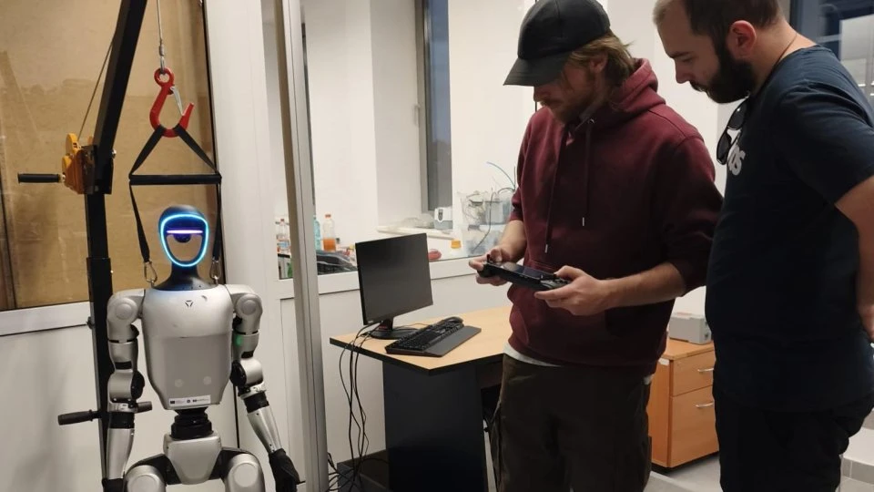 Un robot umanoid cumpărat de Universitatea Transilvania / ”Are capacități imense de a învăța, putem să-l programăm în orice mod, în orice cale”