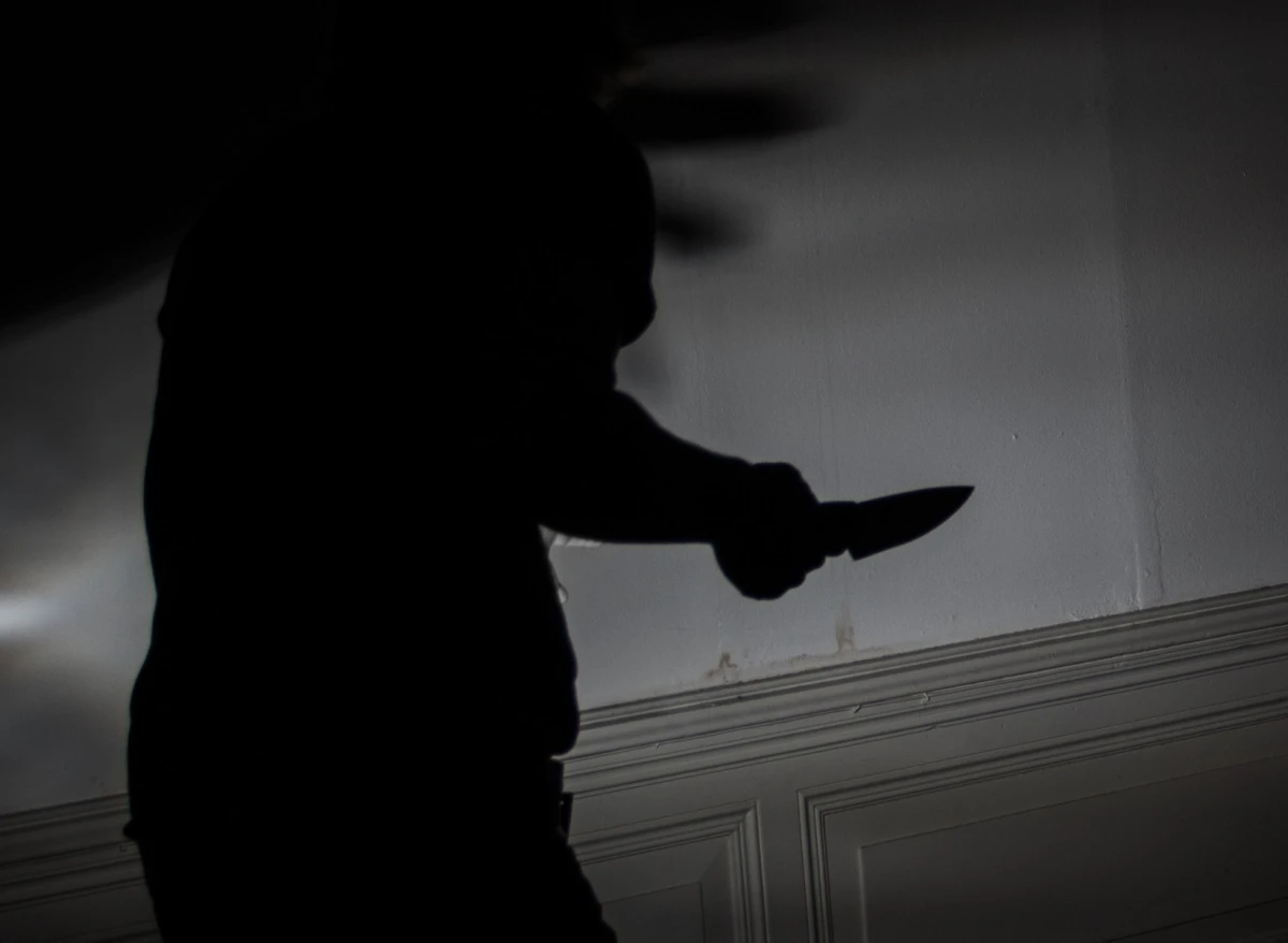 O femeie ar fi fost ucisă de concubin în orașul Roman / Bărbatul l-ar fi căutat și pe fiul victimei, dar polițiștii l-au găsit rapid pe minor / Agresorul s-a aruncat ulterior de la etajul patru al unui bloc
