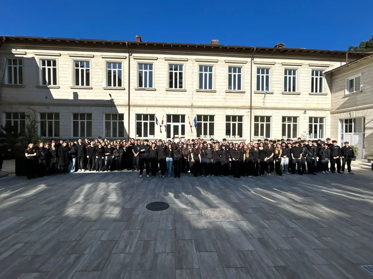 Mii de elevi s-au îmbrăcat în negru în mai multe școli din țară, la protestul față de proiectul legii privind uniformele obligatorii