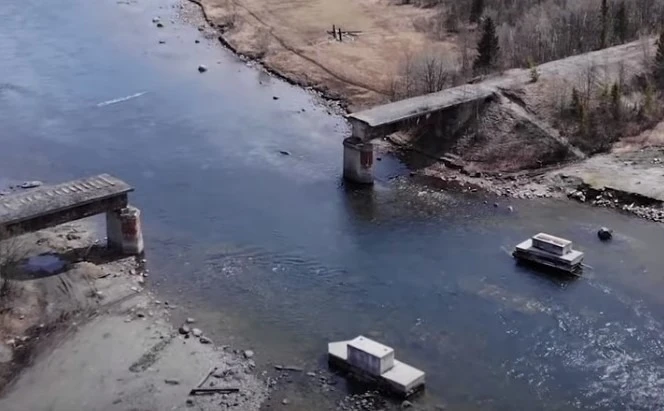 Un pod s-a prăbușit în Rusia și 28 de vagoane ale unui tren de marfă au deraiat după un atac ucrainean cu drone