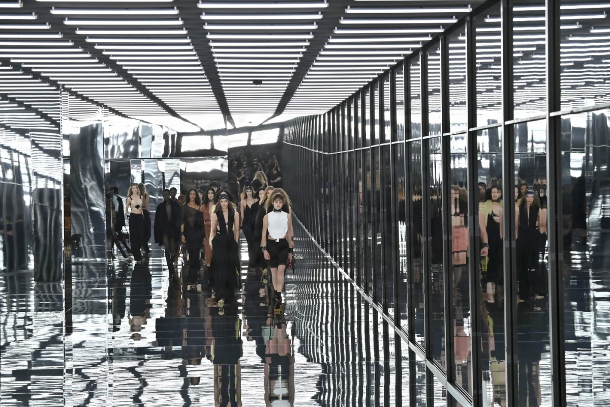 Fendi primăvară-vară 2027 la Milano Fashion Week: Maria Grazia Chiuri se întoarce la corp, dar refuză să îl transforme în spectacol