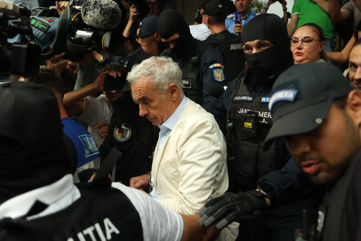 VIDEO | Călin Georgescu și Ionel Rusen au ajuns la Tribunalul București / Judecătorul Vlad Andriescu decide dacă vor sta în arest preventiv 30 de zile / Zeci de adepți l-au așteptat pe scările instanței, cu live-uri pe TikTok