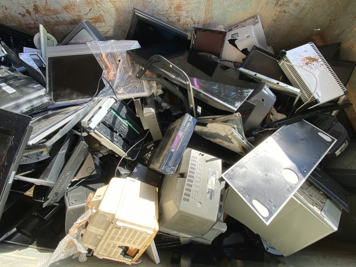 Consiliul Concurenței avertizează că regulile rigide din sectorul reciclării frânează concurența și cresc costurile pentru consumatori. Românii plătesc mai mult decât restul europenilor din cauza regulilor impuse de stat
