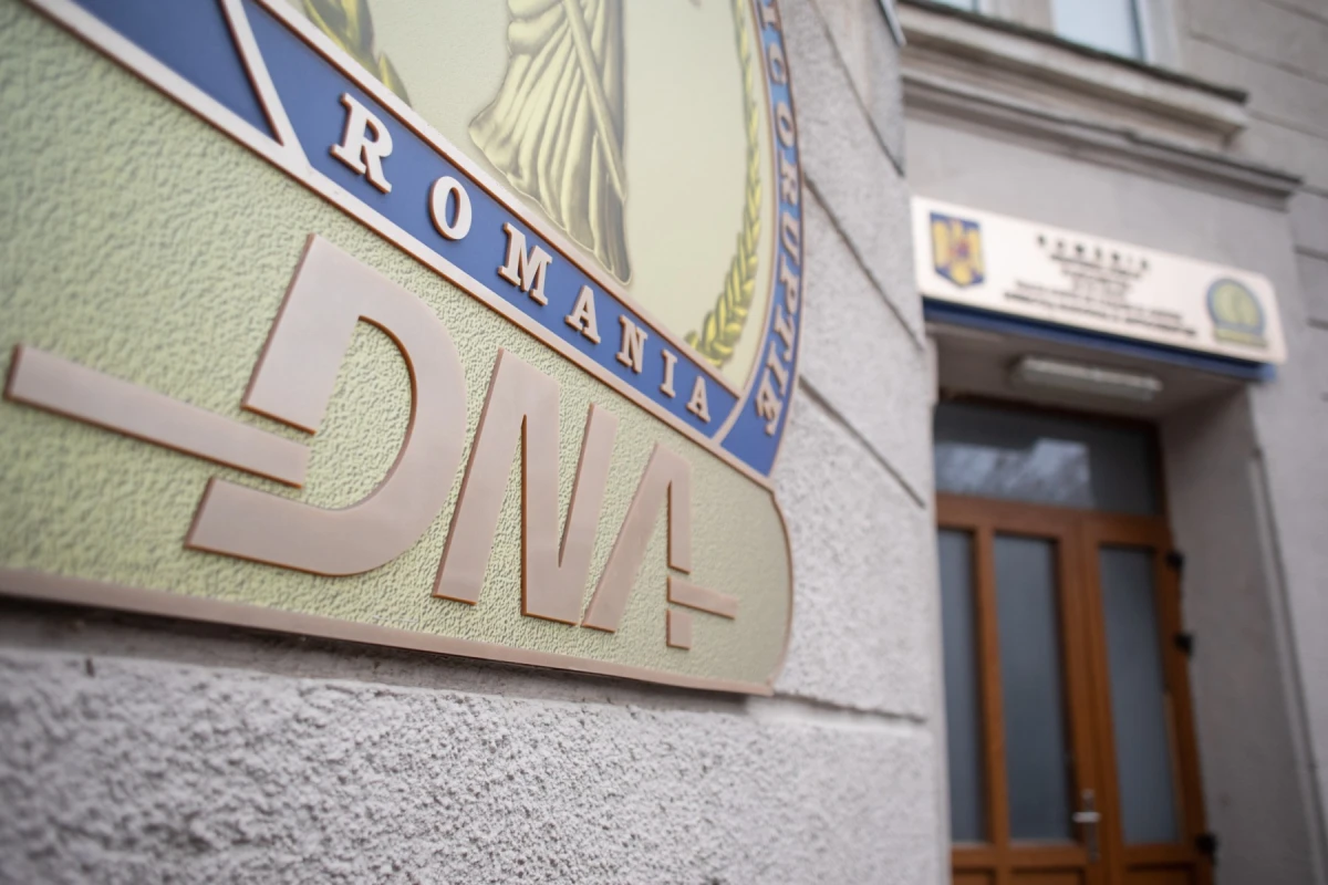 Șase vameși și un polițist de frontieră din Iași, reținuți pentru corupție / Alți cinci lucrători vamali, doi polițiști de frontieră și un funcționar public, plasați sub control judiciar