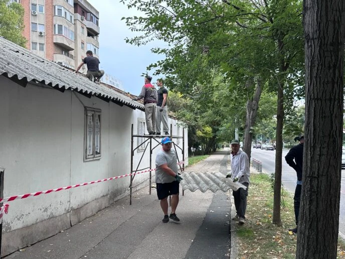 VIDEO | A început dezmembrarea ”bisericii de pe trotuar” din Constanța, construită ilegal de Teodosie / Extremista pro-rusă Diana Șoșoacă a făcut live-uri ”apărând” construcția pentru care judecătorii au dispus să fie relocată