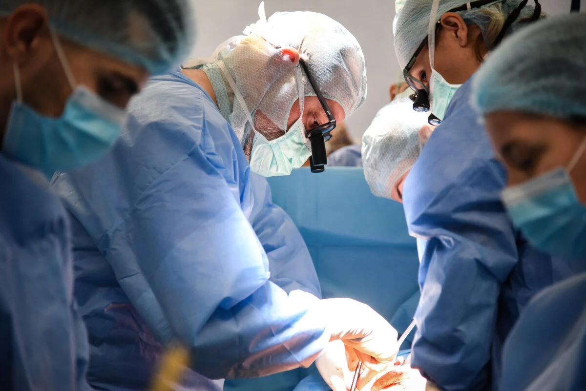 Două boli cardiovasculare severe, tratate minim invaziv în aceeași intervenție